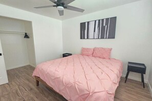 Desk, iron/ironing board, WiFi, bed sheets