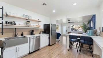 Een koelkast, een microgolfoven, een oven, een kookplaat