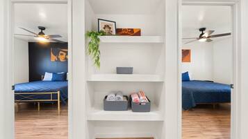 Een bureau, een strijkplank/strijkijzer, wifi, beddengoed