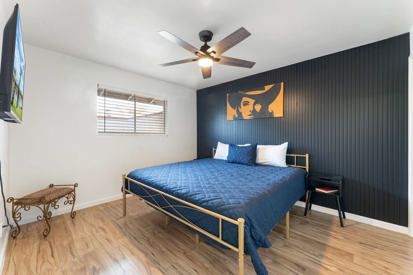 Desk, iron/ironing board, WiFi, bed sheets