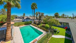 Um imóvel residencial com piscina, quintal cercado e vista para as casas vizinhas.