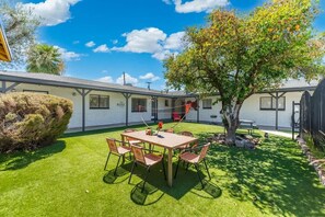 Outdoor dining - Central Phoenix Apt w/ Pool & Gazebo (Phoenix)