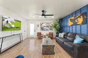 TV, offices - Central Phoenix Apt w/ Pool & Gazebo (Phoenix)