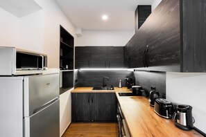 Kühlschrank, Mikrowelle, Wasserkocher mit Kaffee-/Teezubehör