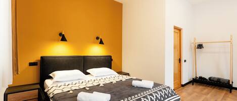 Iron/ironing board, free WiFi, bed sheets