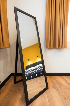 1 habitación, tabla de planchar con plancha, wifi gratis y ropa de cama 