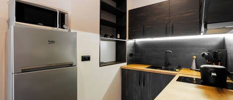 Kühlschrank, Mikrowelle, Wasserkocher mit Kaffee-/Teezubehör