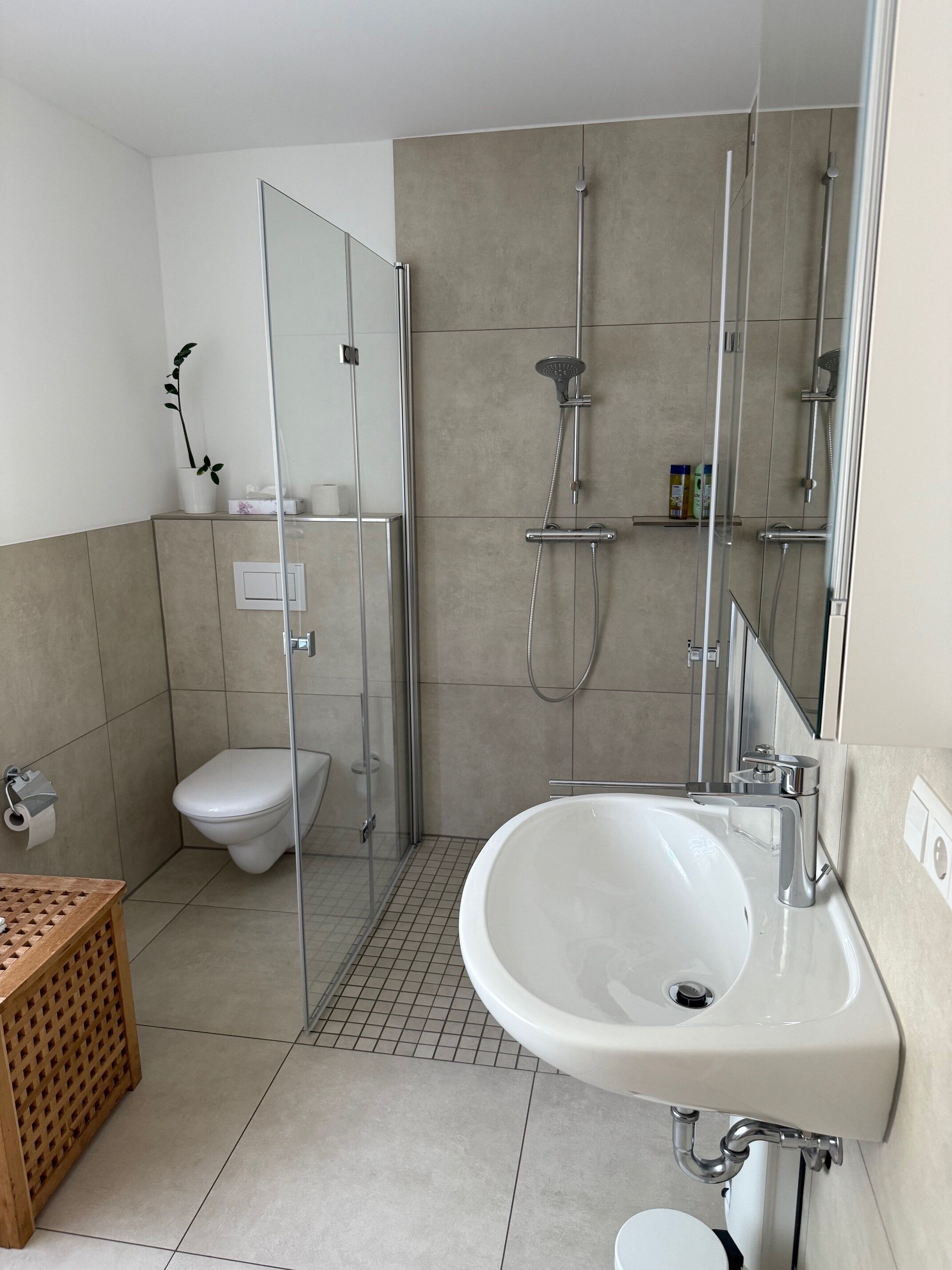 Douche, sèche-cheveux, serviettes fournies, savon