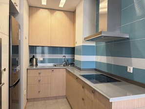 Deluxe Apartment, 2 Bedrooms, Balcony, Courtyard View | Private kitchen | Fridge, microwave, oven, stovetop