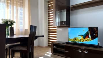 Apartamento Deluxe, 2 habitaciones, balcón, vistas al patio | Zona de estar | Smart TV de 50 pulgadas con canales por cable, un reproductor de DVD