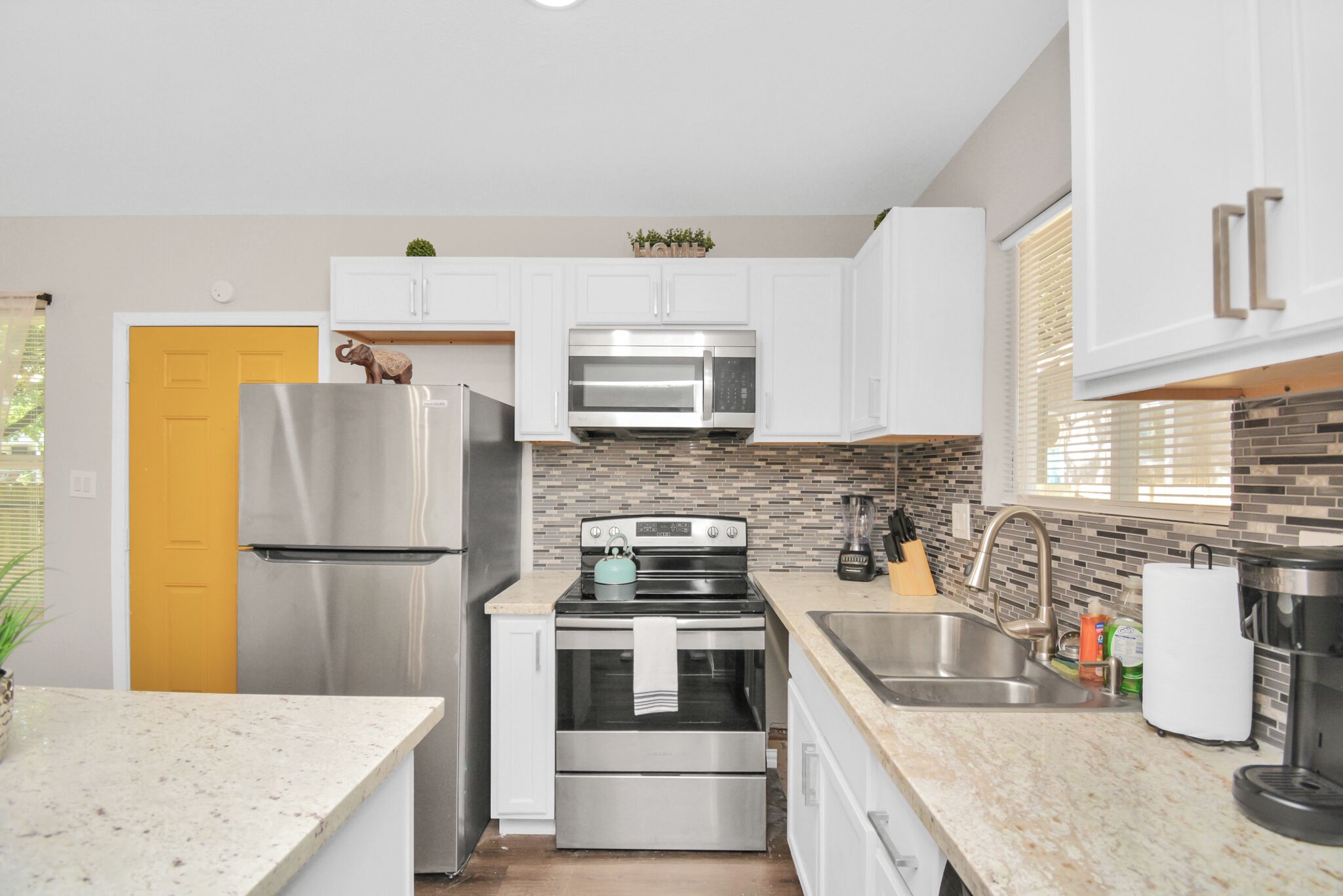 Réfrigérateur, micro-ondes, four, plaque de cuisson