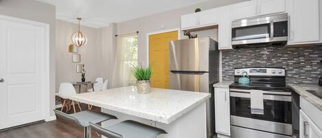 Refrigerador, microondas, horno y parrilla de estufa