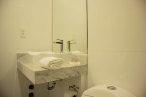 Een douche, een haardroger, handdoeken