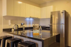 Kühlschrank, Mikrowelle, Herdplatte, Wasserkocher mit Kaffee-/Teezubehör