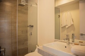 Suihku, hiustenkuivaaja, pyyhkeet