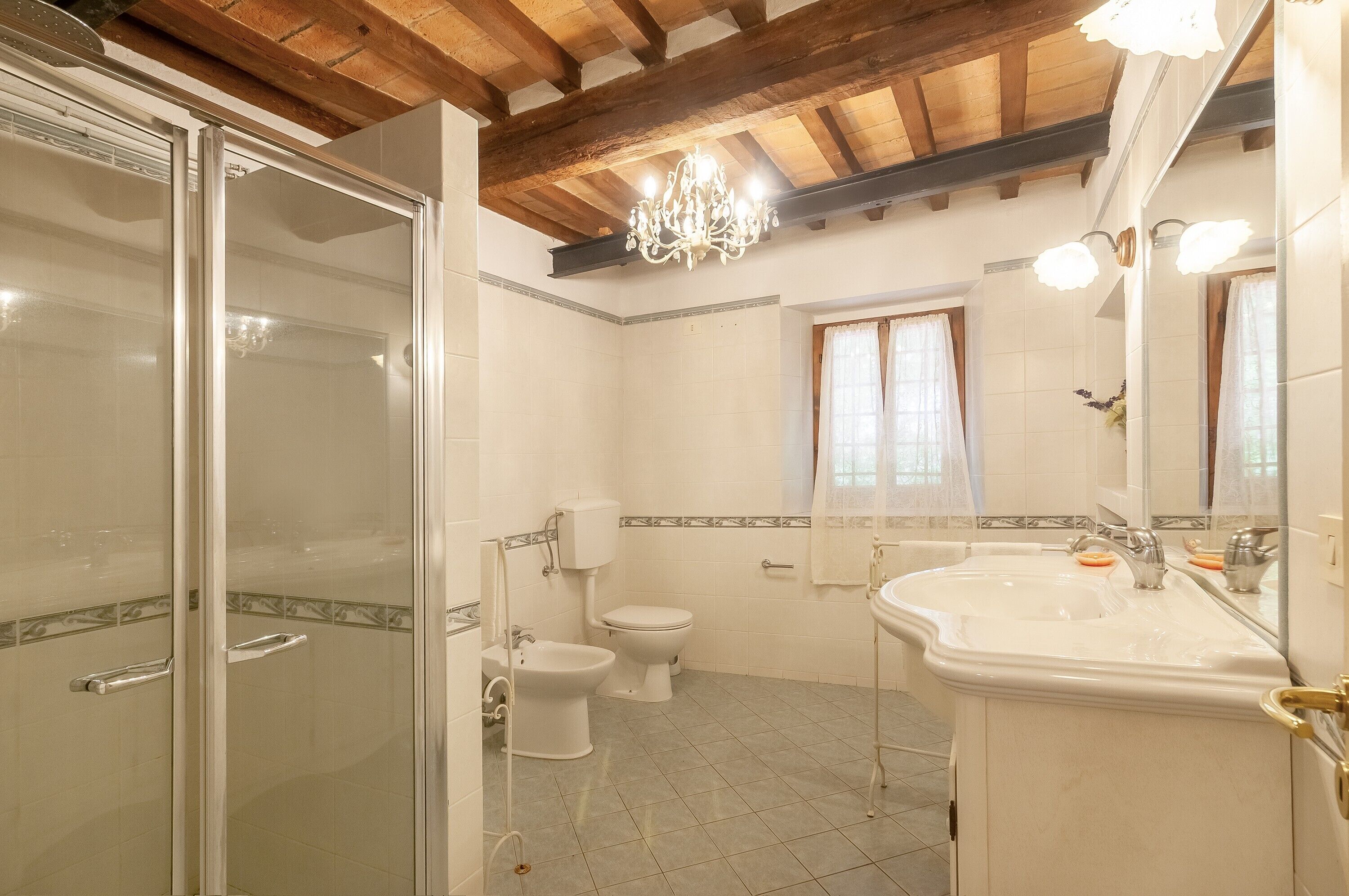 Ein Badezimmer mit Dusche, Toilette, Bidet und Waschbecken.
