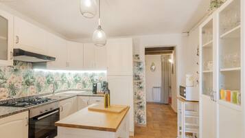 Kjøleskap, mikrobølgeovn, ovn og kokeplater