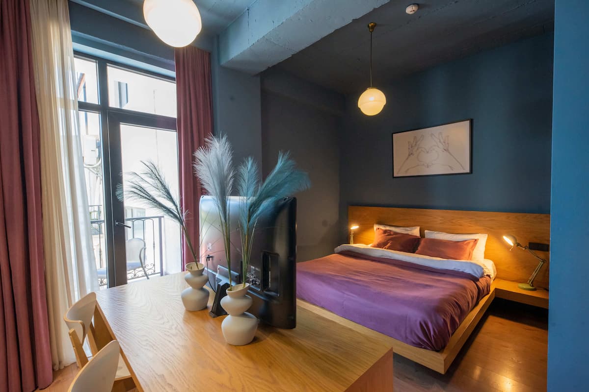 Studio, vue cour intérieure | Coffres-forts dans les chambres, bureau