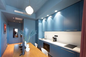 Studio, vue cour intérieure | Cuisine privée | Réfrigérateur, micro-ondes, plaque de cuisson