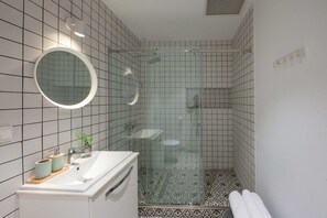Apartment, Courtyard View | Bathroom | Shower, free toiletries, hair dryer, slippers - HB Elementa Hotel (Tbilisi)