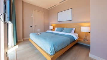 Appartamento, 2 camere da letto, vista città | Una cassaforte in camera, una scrivania, postazione laptop