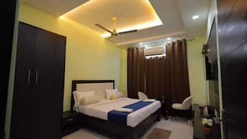 Individuell dekoriert, individuell eingerichtet, Schreibtisch