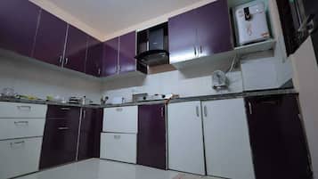 Full-sized fridge, dishwasher, toaster, mixer