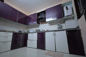 Full-sized fridge, dishwasher, toaster, mixer