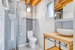 Shower, hair dryer, towels - Gîte Tulipier - La Grange aux Arbres (Baron)