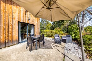 Outdoor dining - Gîte Tulipier - La Grange aux Arbres (Baron)
