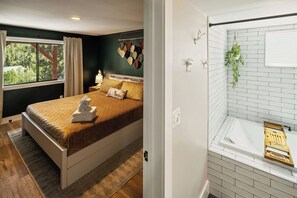 3 bedrooms, WiFi - Two En-Suite Bedrooms! Pet Friendly! Minutes away from Bear Mtn, Golf Course and Zoo! (Big Bear Lake)