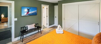 Two En-Suite Bedrooms! Pet Friendly! Minutes away from Bear Mtn, Golf Course and Zoo!