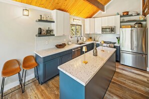 Réfrigérateur, four à micro-ondes, un four, surface de cuisson