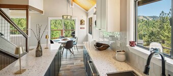 Two En-Suite Bedrooms! Pet Friendly! Minutes away from Bear Mtn, Golf Course and Zoo!