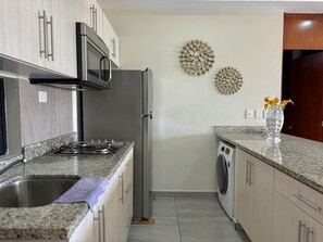 Réfrigérateur, micro-ondes, plaque de cuisson, cafetière/bouilloire