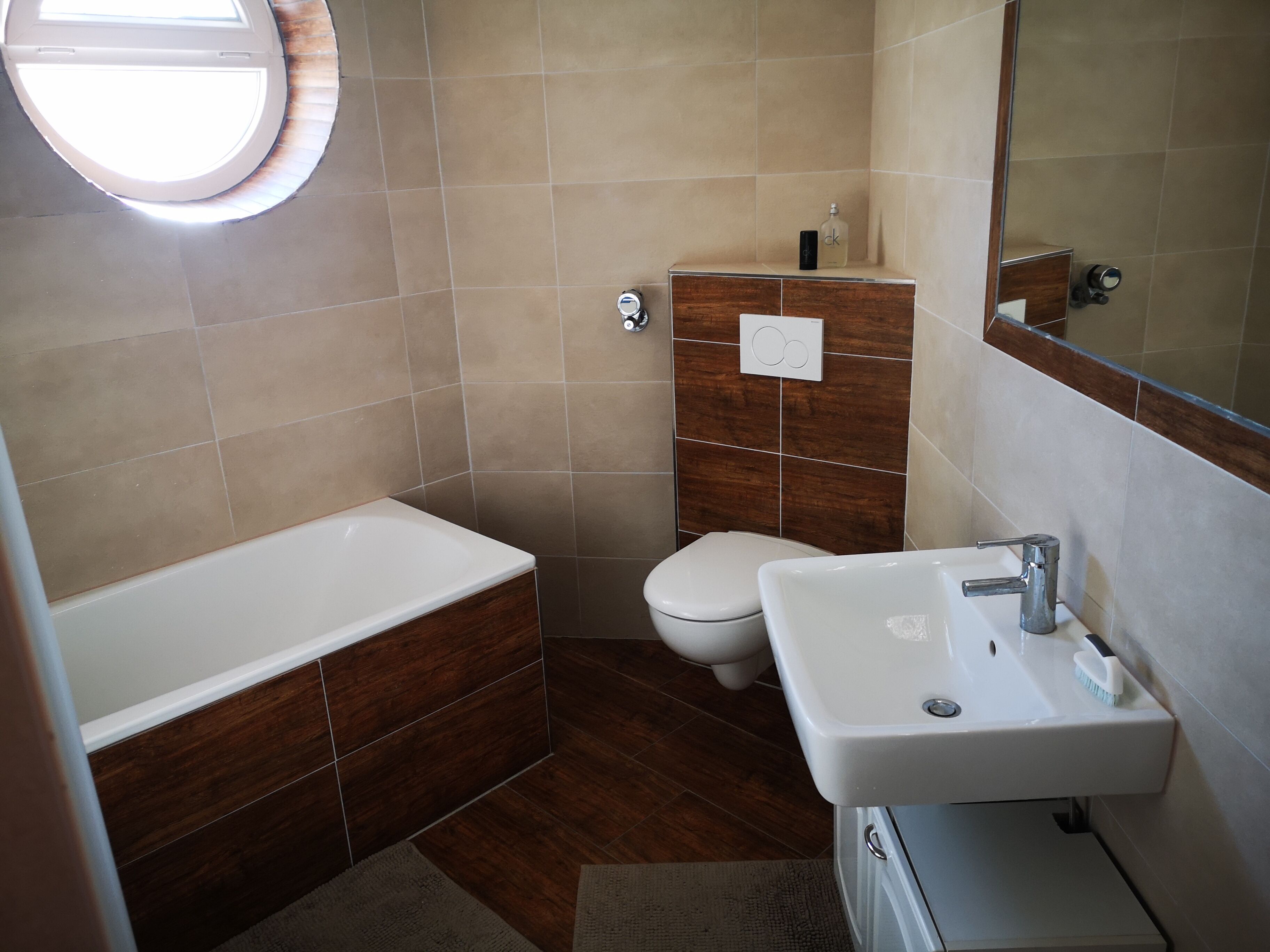 Haartrockner, Handtücher, Seife, Toilettenpapier