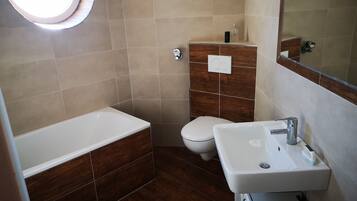 Haartrockner, Handtücher, Seife, Toilettenpapier