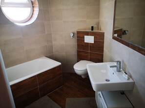 Haartrockner, Handtücher, Seife, Toilettenpapier