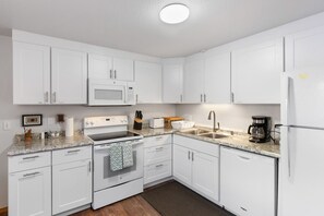 Frigorífico, microondas, horno y placa de cocina