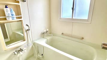 Traditional Twin Room, Non Smoking, Pets Allowed (E) | Bathroom | Hair dryer, towels, shampoo