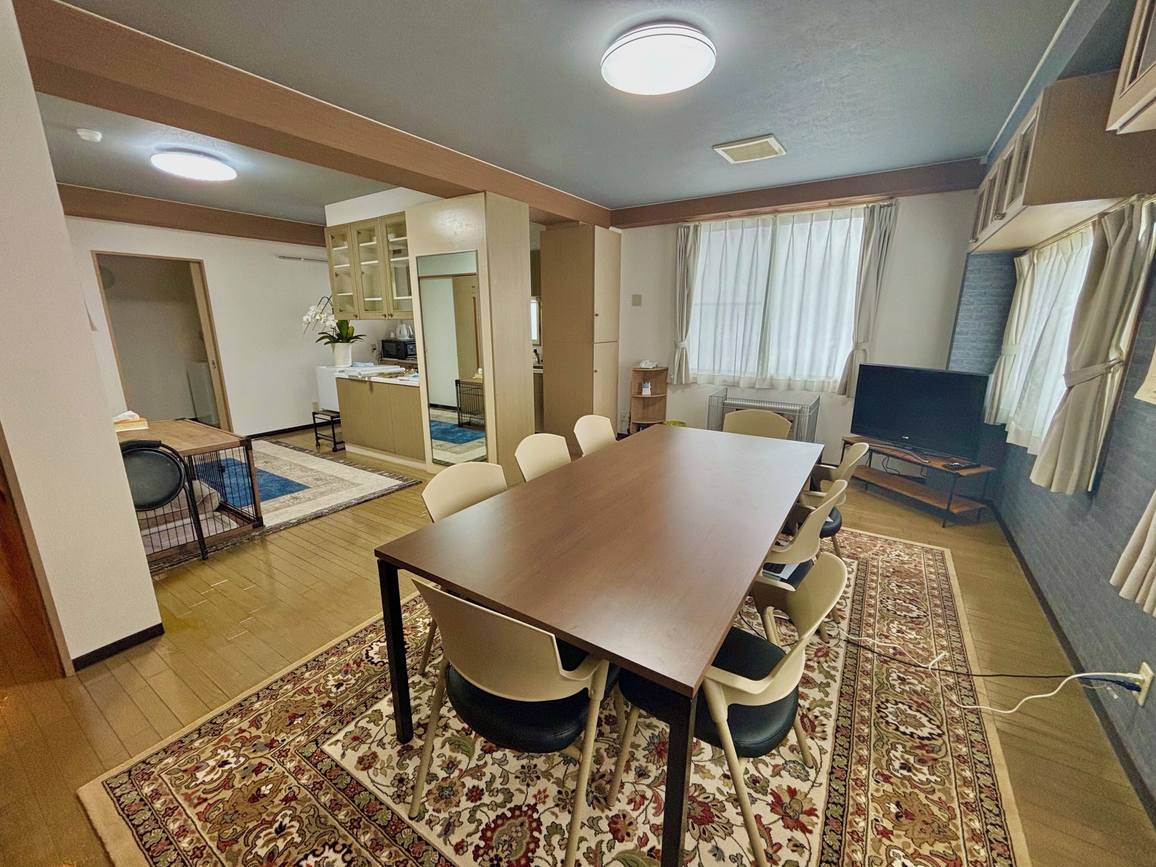 Traditional Twin Room, Non Smoking, Pets allowed (E) | Living area | 24-inch flat-screen TV with digital channels