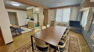 Traditional Twin Room, Non Smoking, Pets allowed (E) | Living area | 24-inch flat-screen TV with digital channels