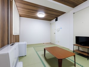 Traditional Twin Room, Non Smoking, Shared Bathroom (B) | Free WiFi