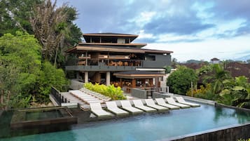 Una piscina al aire libre