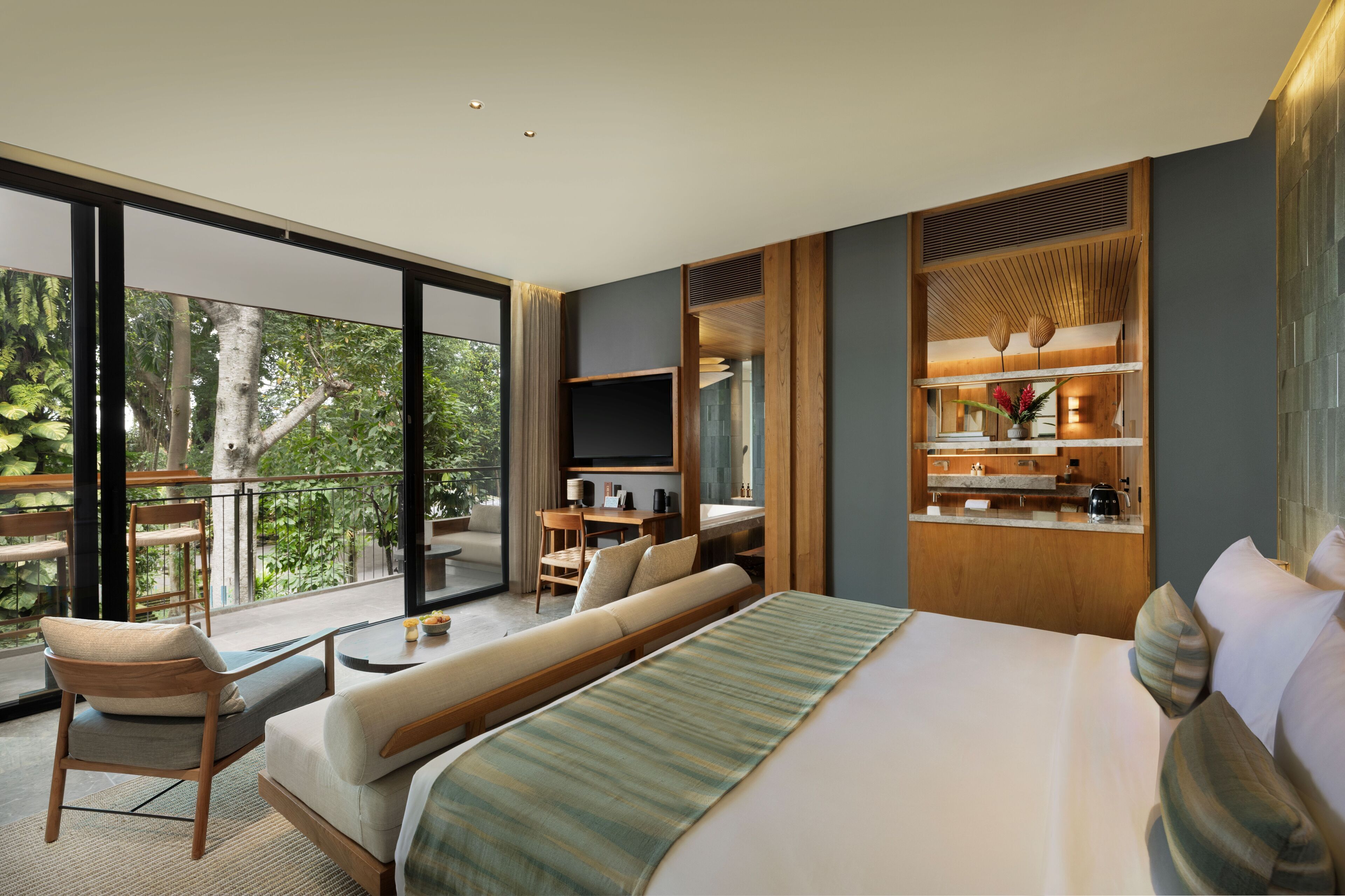 Suites | Free minibar items, in-room safe, desk, free WiFi