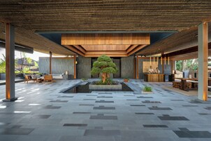Lobby lounge