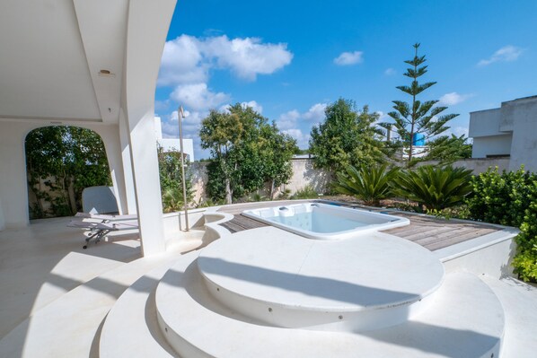 Bain à remous extérieur