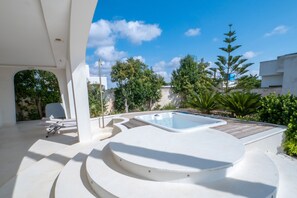 Bain à remous extérieur