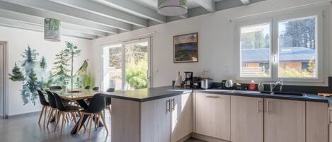 ثلاجة، ميكروويف، موقد طهي مسطح، ماكينة لصنع القهوة/الشاي