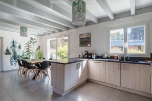 Kylskåp, mikrovågsugn, spishäll och kaffe- och tebryggare